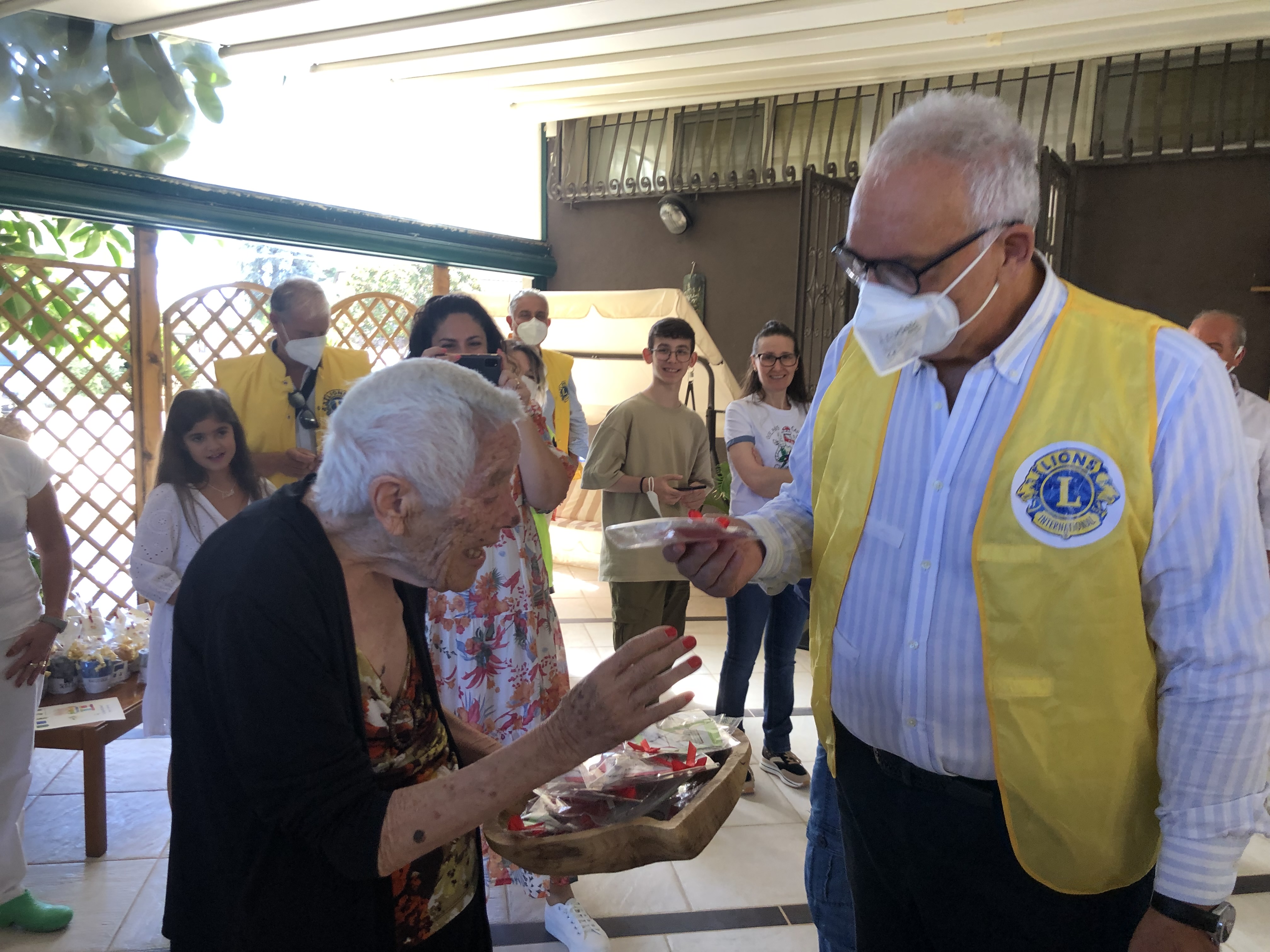 Festa dei Nonni il 2 ottobre: offerto il pranzo agli anziani ospiti di una casa di riposo